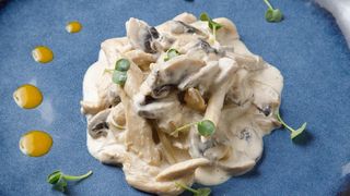 Курица с грибами в сливочном соусе