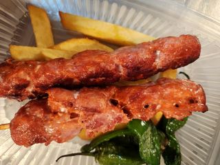 Pinchos de carne + patatas
