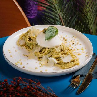 Spaghetti al pesto di pistacchi con burrata