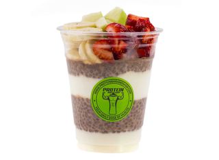 Протеинов шоколадов йогурт с чиа и плодове (360г)