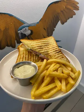 Sendvič sa pršutom i buffalo mozzarellom