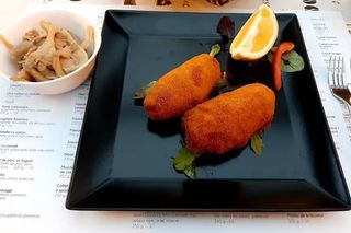 Creier de porc cu ou și ceapă