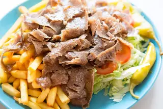 Döner kebap con patate e insalata