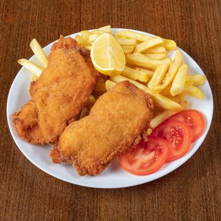 Pohana punjena pileća prsa i pomfrit, zelje salata, tartar