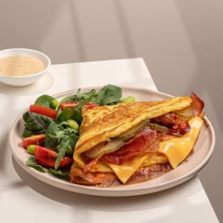 Омлет з беконом на сніданок