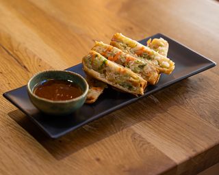 Vegetarian Spring Rolls cu Sos Sweet Chili