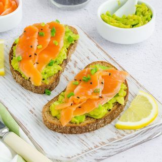 Tostada De Salmón Ahumado Y Aguacate