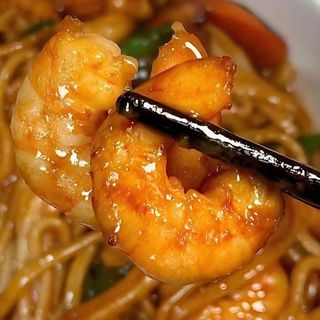 95. Tallarines frito con gamba