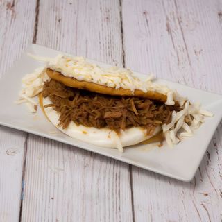 Cachapa con carne mechada y queso de mano