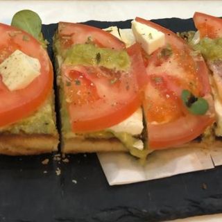Tostada Con Pesto, Mozzarella fresca, rodajas de tomate y oregano