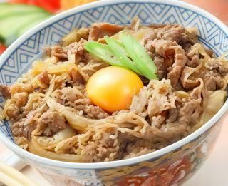 170. Ternera y verduras sobre arroz gyudon