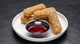 Сирнi палички з соусом зі смородини