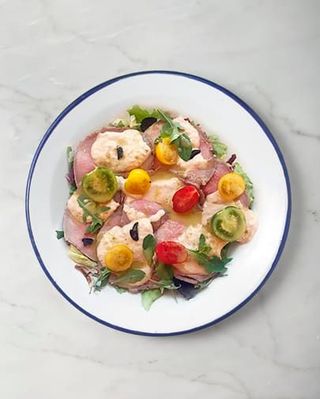 Vitello tonnato con insalata di pomodori