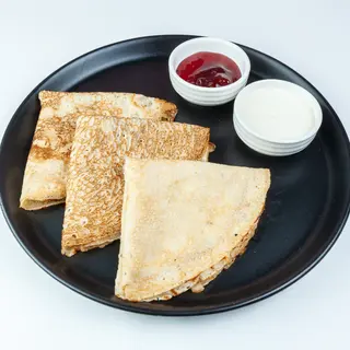 Блины с клубничным вареньем и сметаной