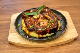 Porcheta cu piure si sos brun