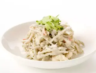 9. Салата от пилешко с краставици (400г)