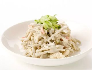 9. Салата от пилешко с краставици (400г)