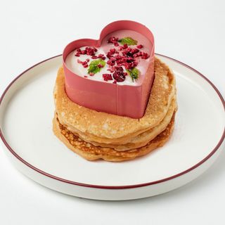 Панкейк с вишнево- сливочным соусом (150г)