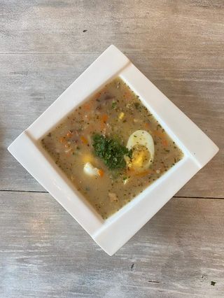 Żurek z jajkiem, boczkiem i kiełbasą