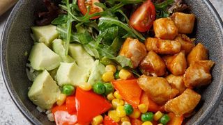 Поке с курицей и авокадо