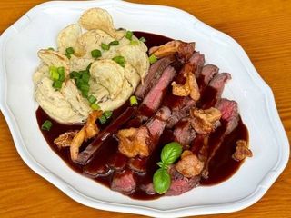 Фланк стейк з соусом порто,картопляним кремом та лисичками (480g)