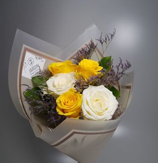 Buchet 5 trandafiri albi si galbeni