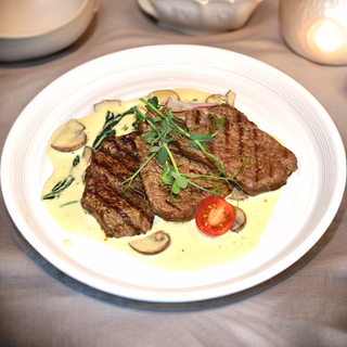 Медальон из говядины в сливочном соусе с грибами и шпинатом