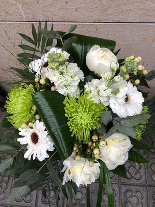 Ramo De Flores Variadas De Colores Blanco Pequeño