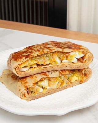 Блины с тушеной капустой и яйцом