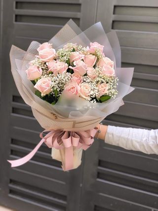 ვარდისფერი ვარდები თეთრი გიფსოფილათი