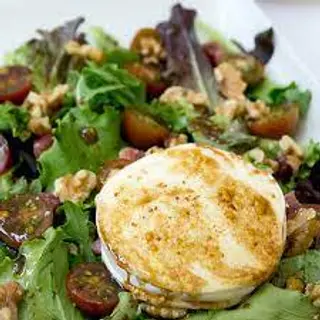Ensalada Con Queso Rulo De Cabra Y Frutos Secos