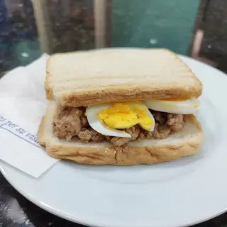 Sandwiches De Atún,Huevo y Mayonesa