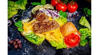 Cotlet, cartofi, sos