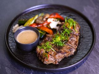 Стріплойн з овочами гриль