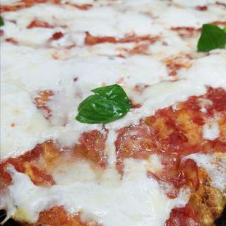 Pizza parmigiana rossa in teglia