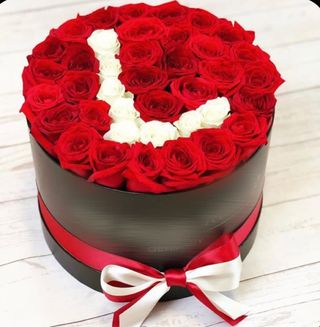 Cappelliera di rose con lettera personalizzata