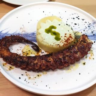 Pulpo Braseado Con Cremoso De Puré De Patata Y Alioli