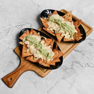 NACHOS CON REINA Y QUESO