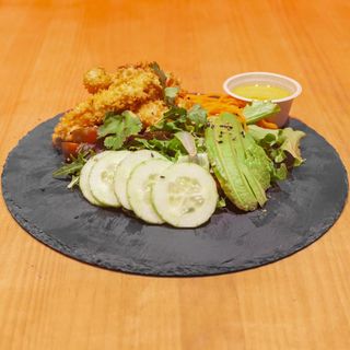 Ensalada Yin Yang con pollo frito