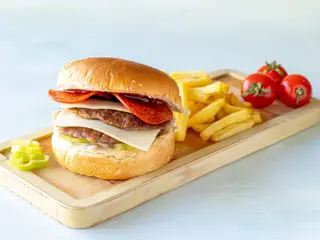 Dupli spajsi burger i pomfrit