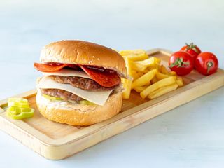 Dupli spajsi burger i pomfrit