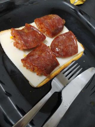 Tosta De Chorizo Frito Y Queso Fundido