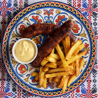 Cârnați măcelărești la grătar ca în târg la Obor, cartofi prăjiți și muștar