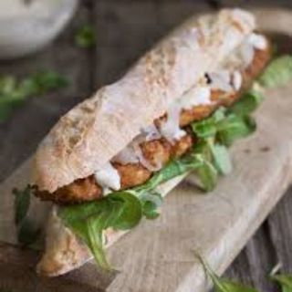 bocadillo de tiras de pollo