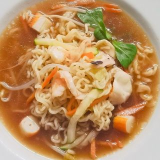 128 Ramen con frutti di mare in brodo