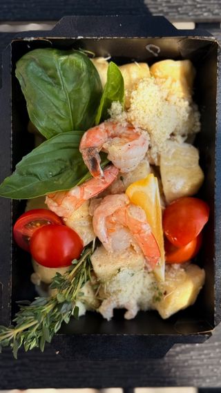 Галушки з креветками та томатами чері у вершковому соусі