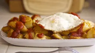 Patatas Bravas Más Huevos (Ración)