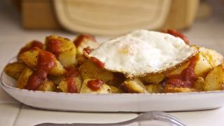 Patatas Bravas Más Huevos (Ración)