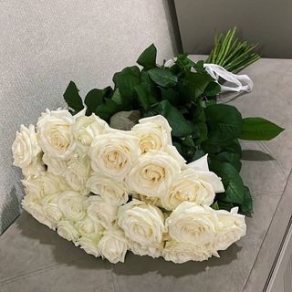 40 roses blanches emballées 