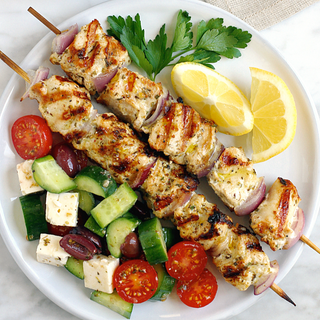 Spiedini con pollo e insalata 